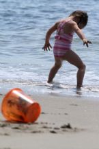 kid weeing beach 1  ... (Click to enlarge)